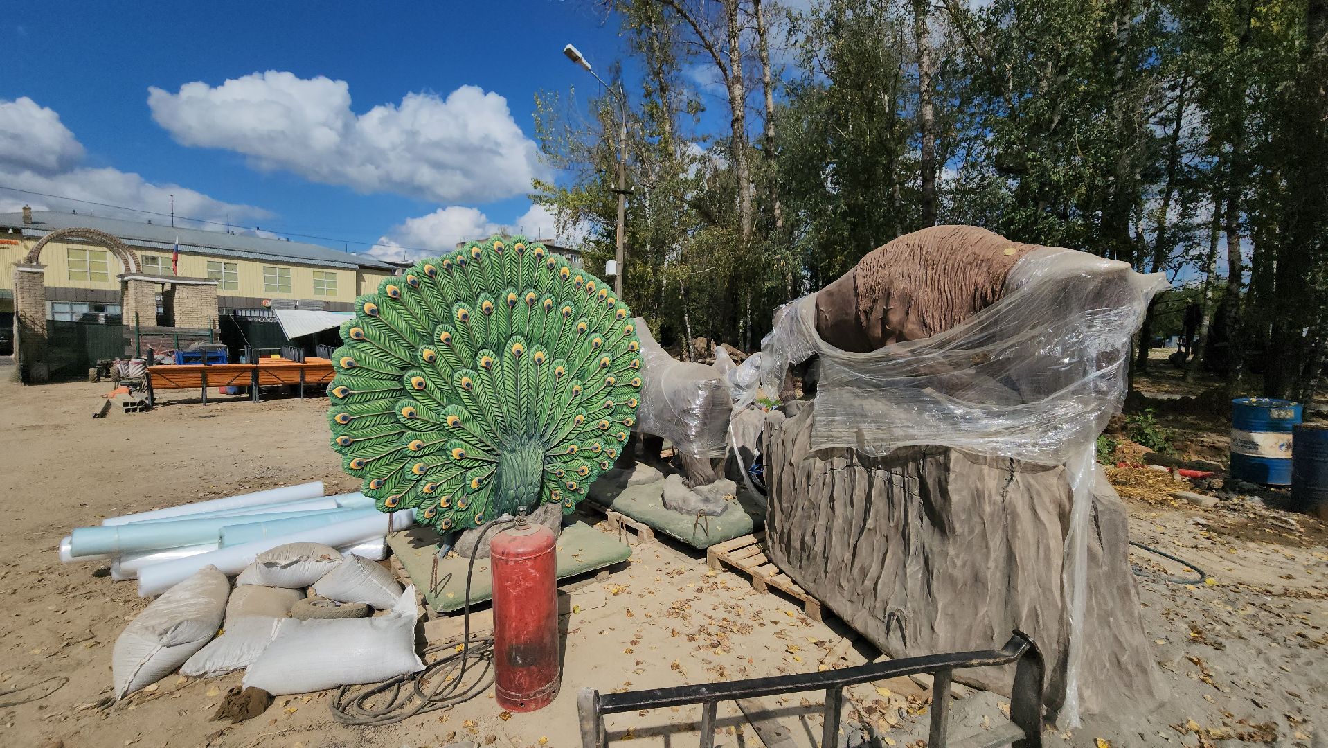 серпухов, реконструкция парка питомник в серпухове, скульптуры зверей в парке питомник, павлин в парке питомник,