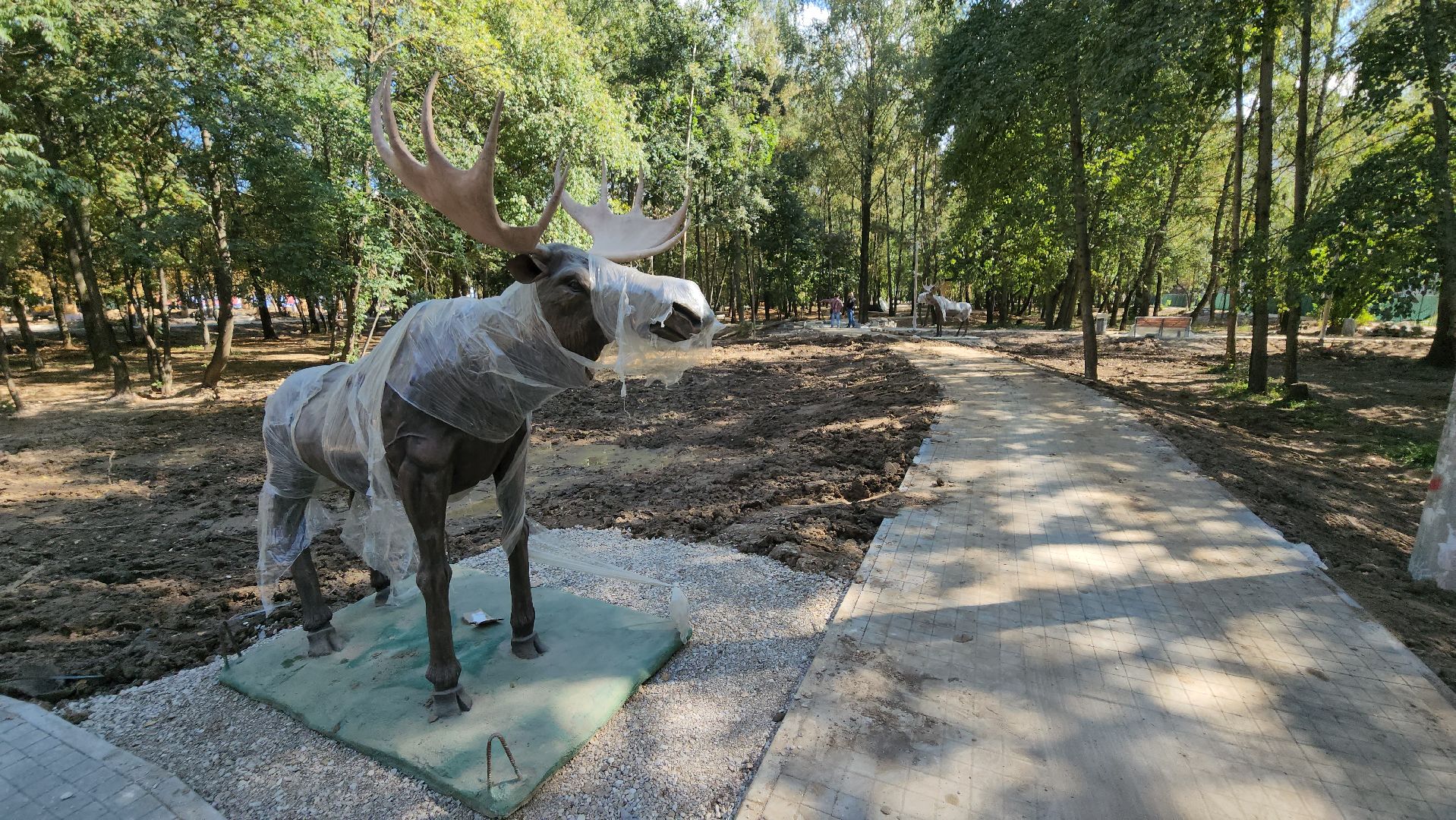 серпухов, реконструкция парка питомник в серпухове, скульптуры зверей в парке питомник, павлин в парке питомник,