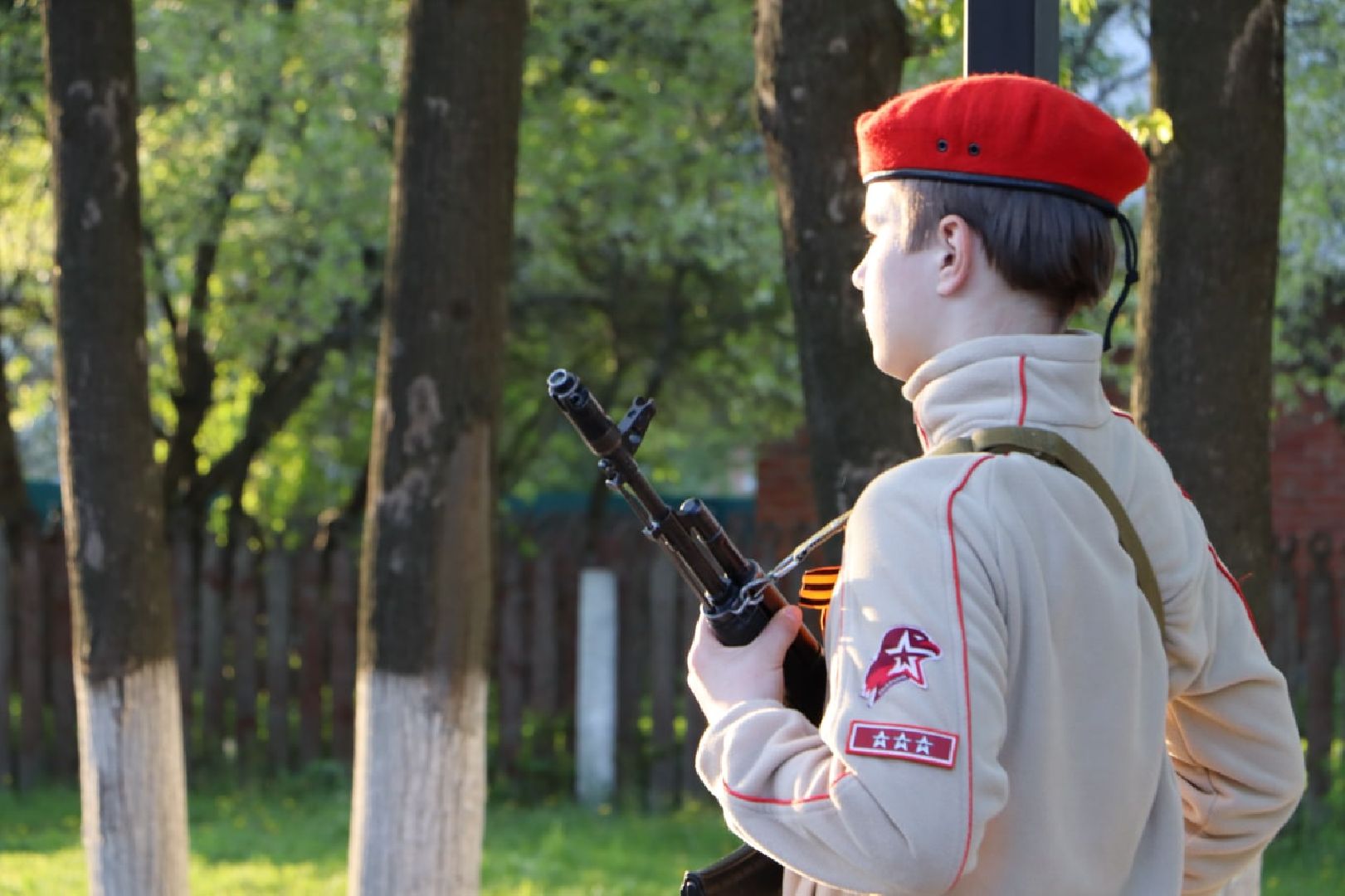 минута молчания, Серебряные пруды, Братская могила