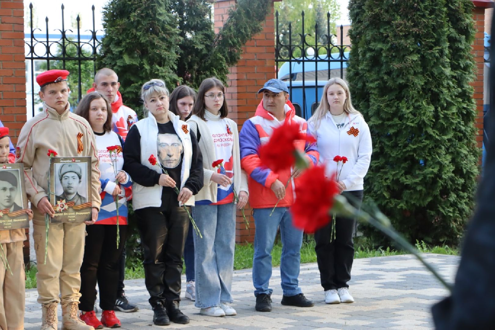 минута молчания, Серебряные пруды, Братская могила