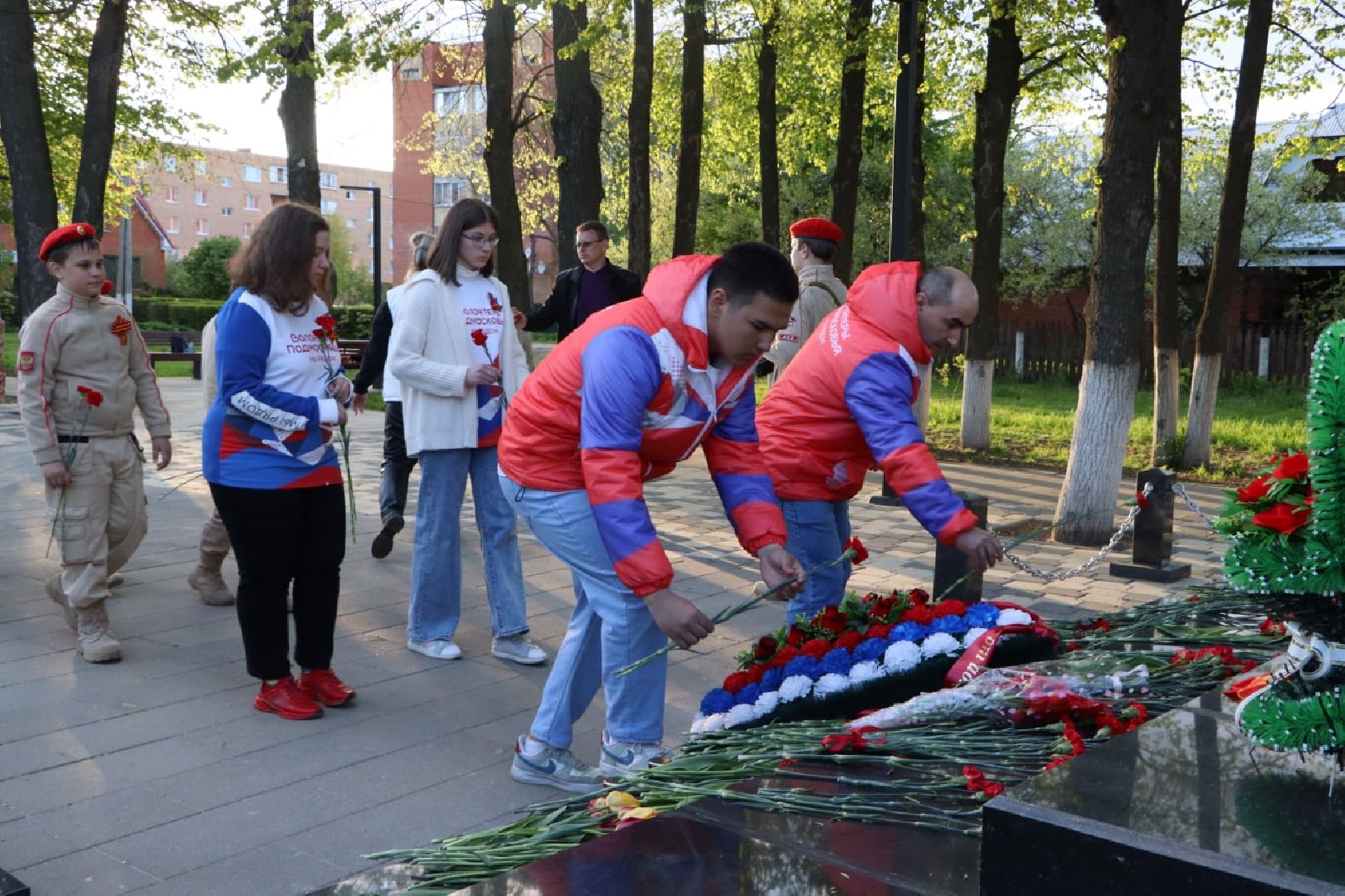 минута молчания, Серебряные пруды, Братская могила