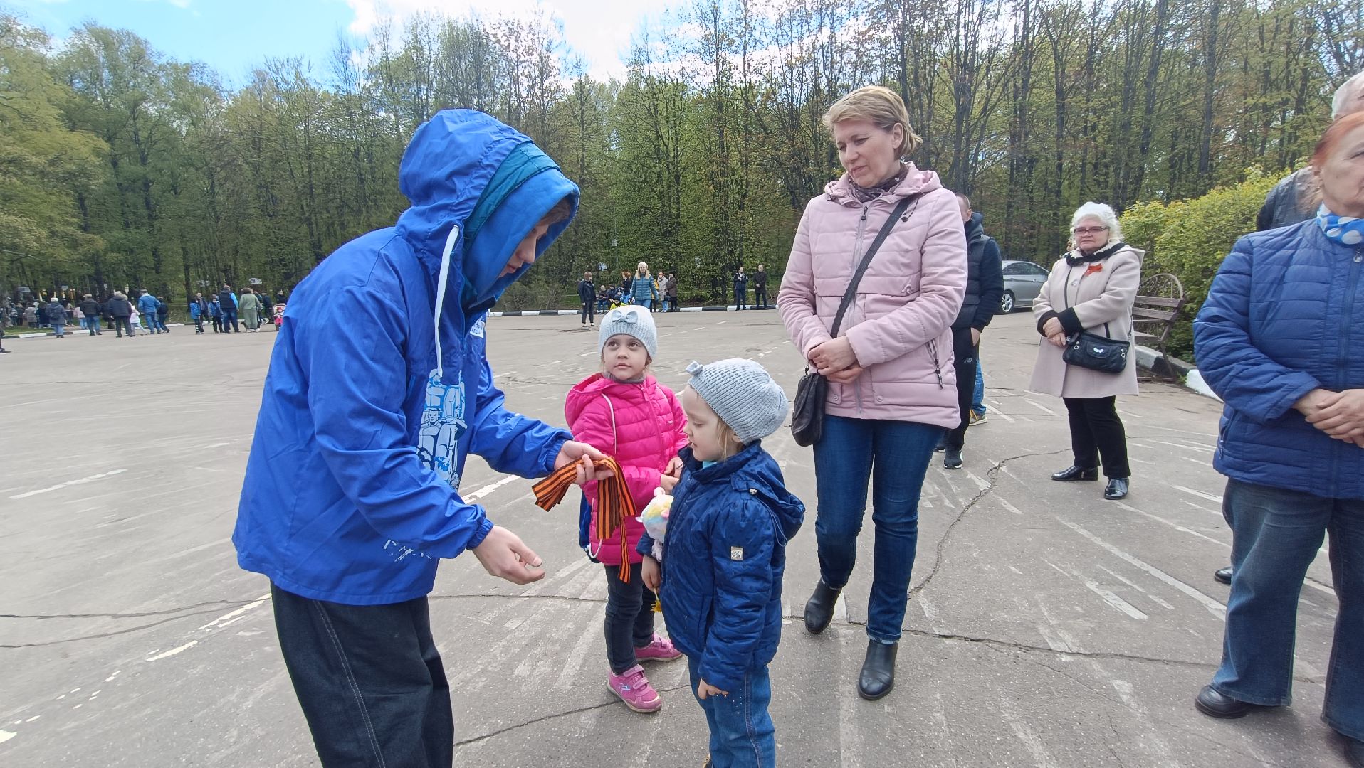 Лобня, георгиевская ленточка, волонтёры