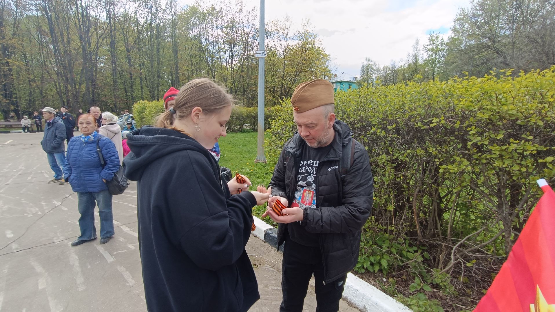 Лобня, георгиевская ленточка, волонтёры