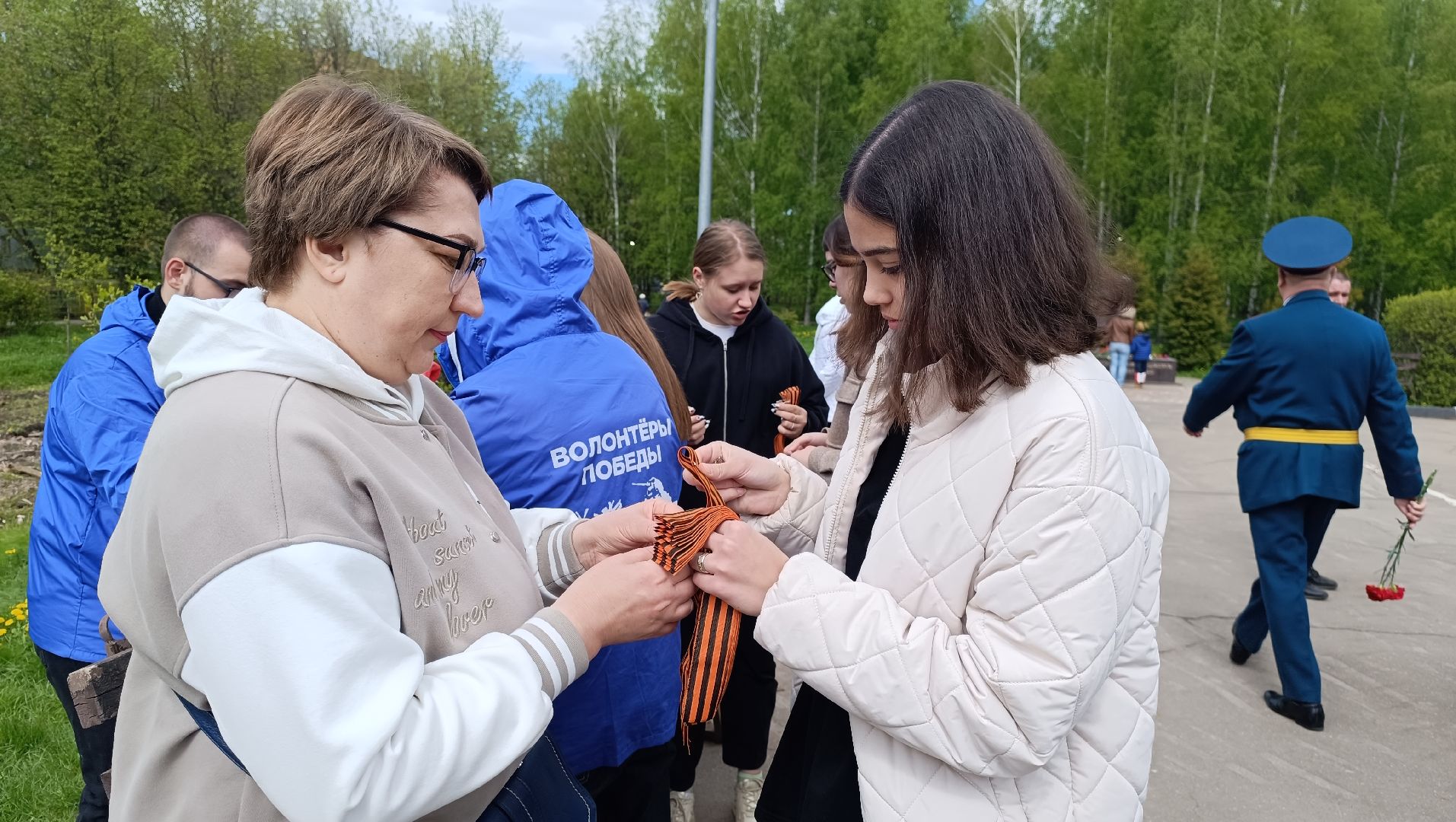 Лобня, георгиевская ленточка, волонтёры