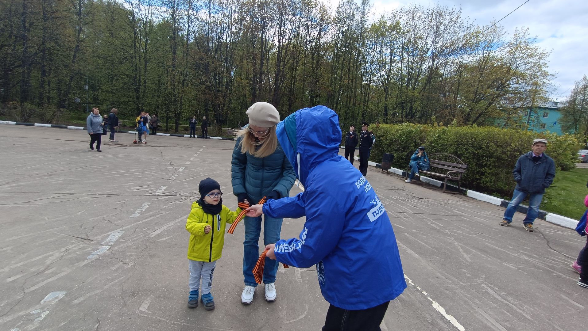 Лобня, георгиевская ленточка, волонтёры