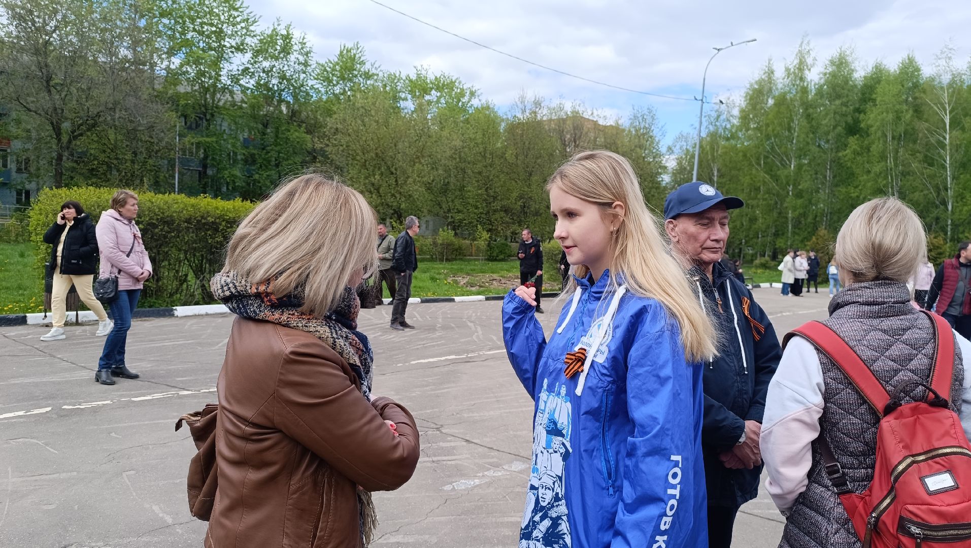 Лобня, георгиевская ленточка, волонтёры