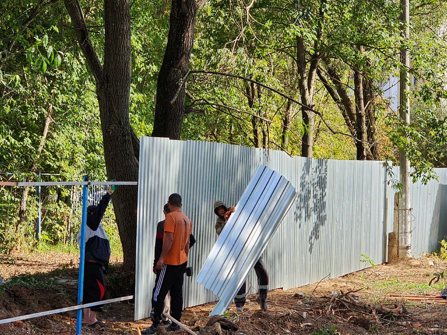 чехов, улица чехова, гимназия 2,  пристройка на 550 мест, строительство, установка ограждений, заборы, стройплощадка, госпрограмма московской области,