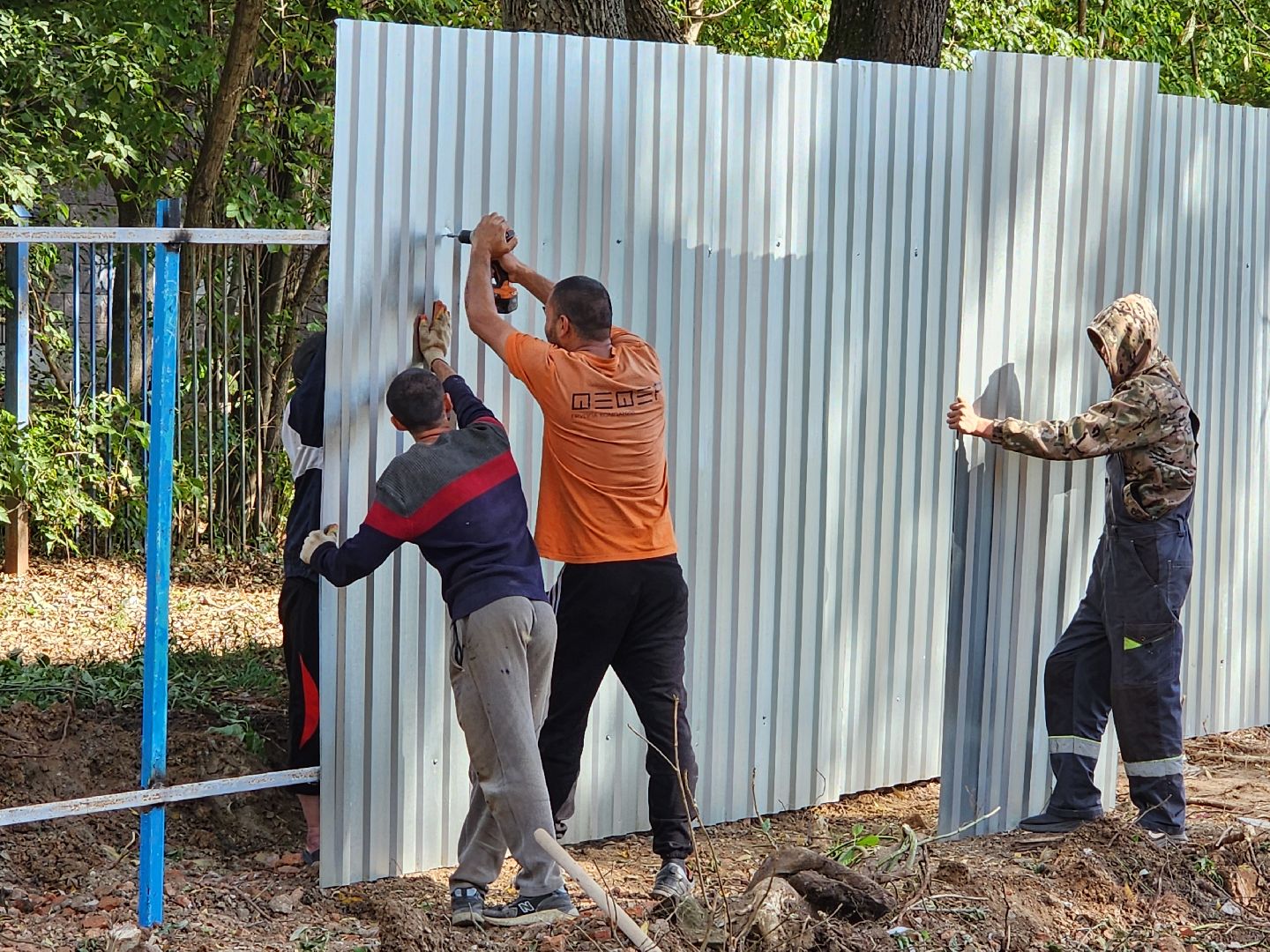 чехов, улица чехова, гимназия 2,  пристройка на 550 мест, строительство, установка ограждений, заборы, стройплощадка, госпрограмма московской области,