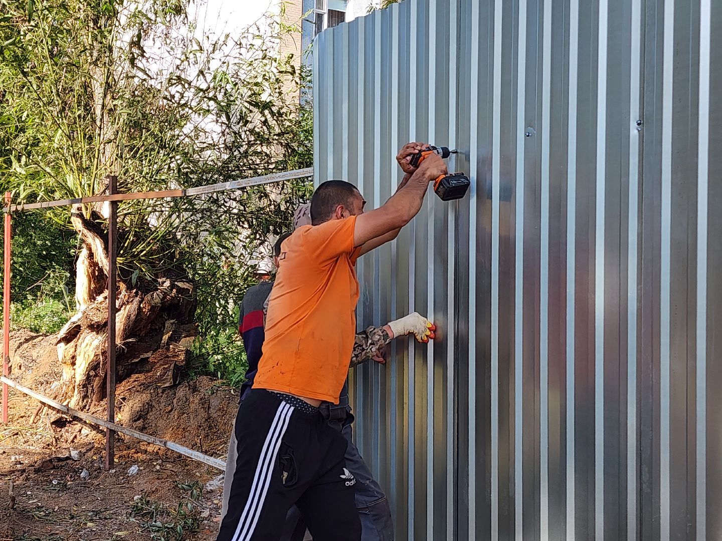 чехов, улица чехова, гимназия 2,  пристройка на 550 мест, строительство, установка ограждений, заборы, стройплощадка, госпрограмма московской области,