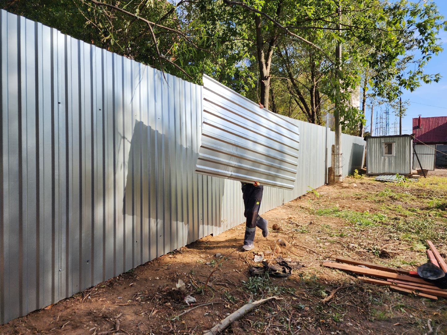 чехов, улица чехова, гимназия 2,  пристройка на 550 мест, строительство, установка ограждений, заборы, стройплощадка, госпрограмма московской области,