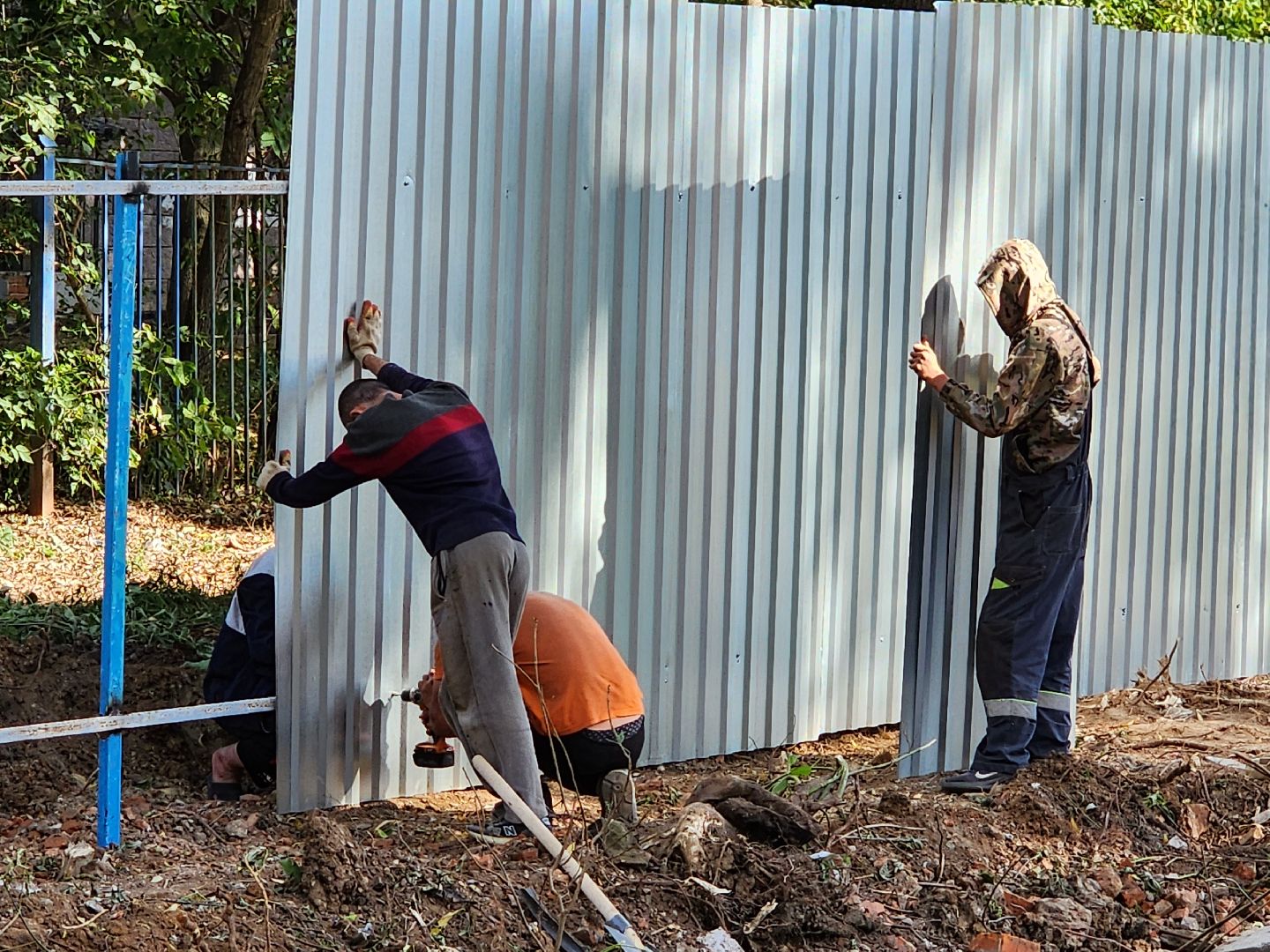 чехов, улица чехова, гимназия 2,  пристройка на 550 мест, строительство, установка ограждений, заборы, стройплощадка, госпрограмма московской области,