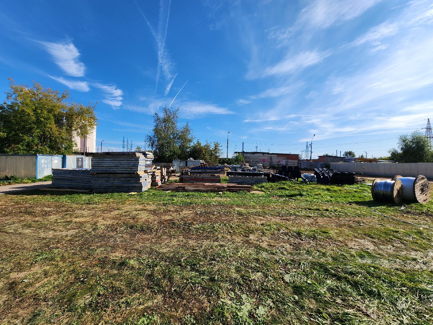 чехов, улица чехова, гимназия 2,  пристройка на 550 мест, строительство, установка ограждений, заборы, стройплощадка, госпрограмма московской области,