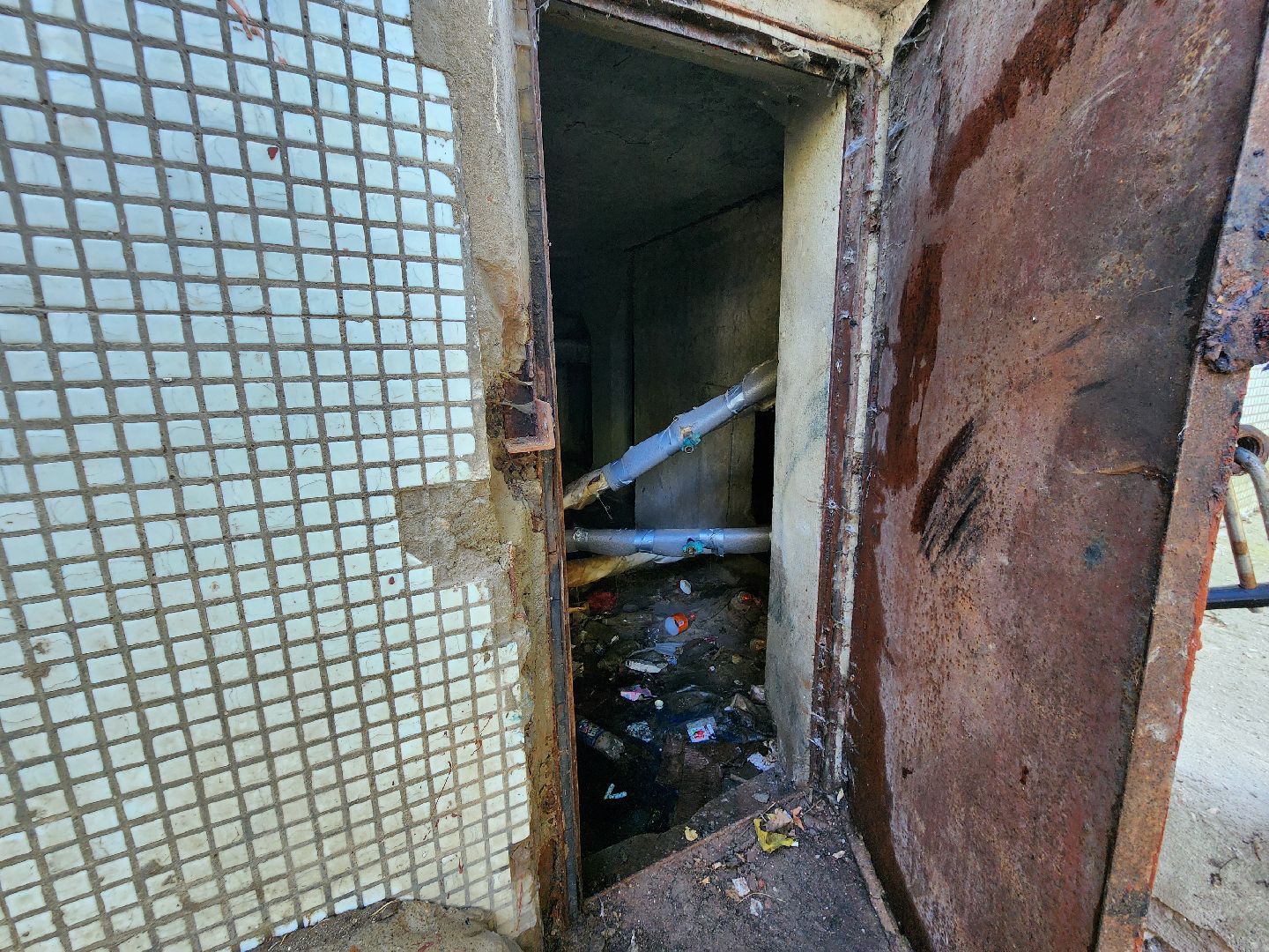 чехов, вокзальная площадь 2, пробные топки, авария в системе отопления , прорыв трубы отопления , сорвало кран отопления , заявка жителей , портал добродел, устранение аварии, ремонт и замена крана, аварийная бригада, мбу чеховское благоустройство, уборка подвала, уборка территории,