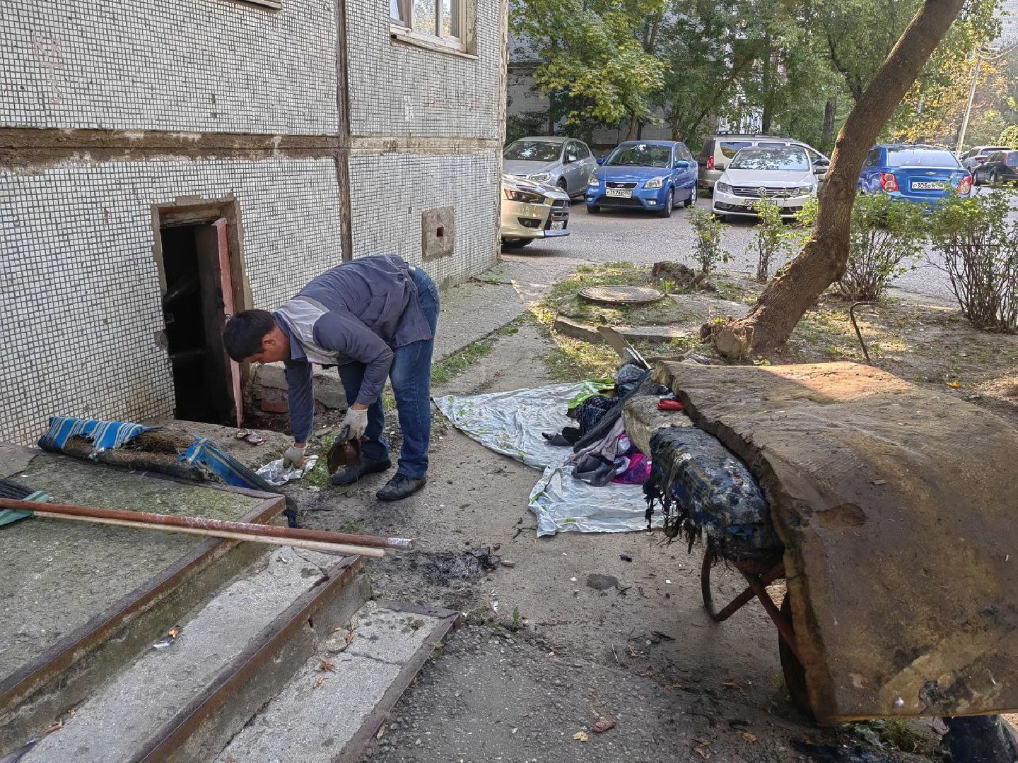 чехов, вокзальная площадь 2, пробные топки, авария в системе отопления , прорыв трубы отопления , сорвало кран отопления , заявка жителей , портал добродел, устранение аварии, ремонт и замена крана, аварийная бригада, мбу чеховское благоустройство, уборка подвала, уборка территории,