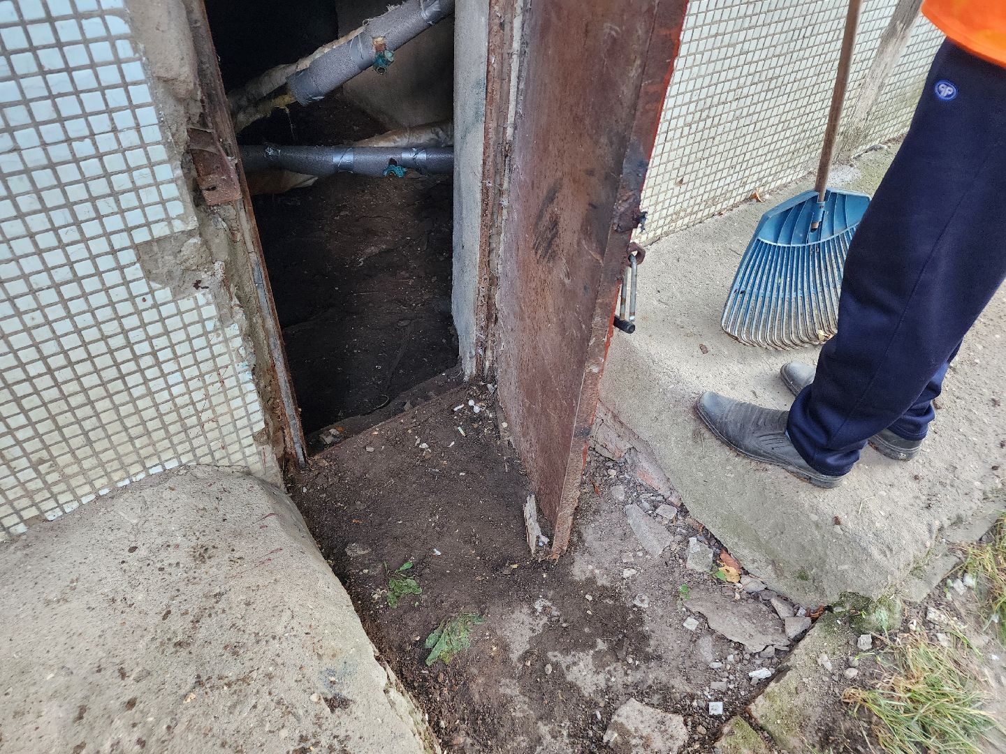 чехов, вокзальная площадь 2, пробные топки, авария в системе отопления , прорыв трубы отопления , сорвало кран отопления , заявка жителей , портал добродел, устранение аварии, ремонт и замена крана, аварийная бригада, мбу чеховское благоустройство, уборка подвала, уборка территории,