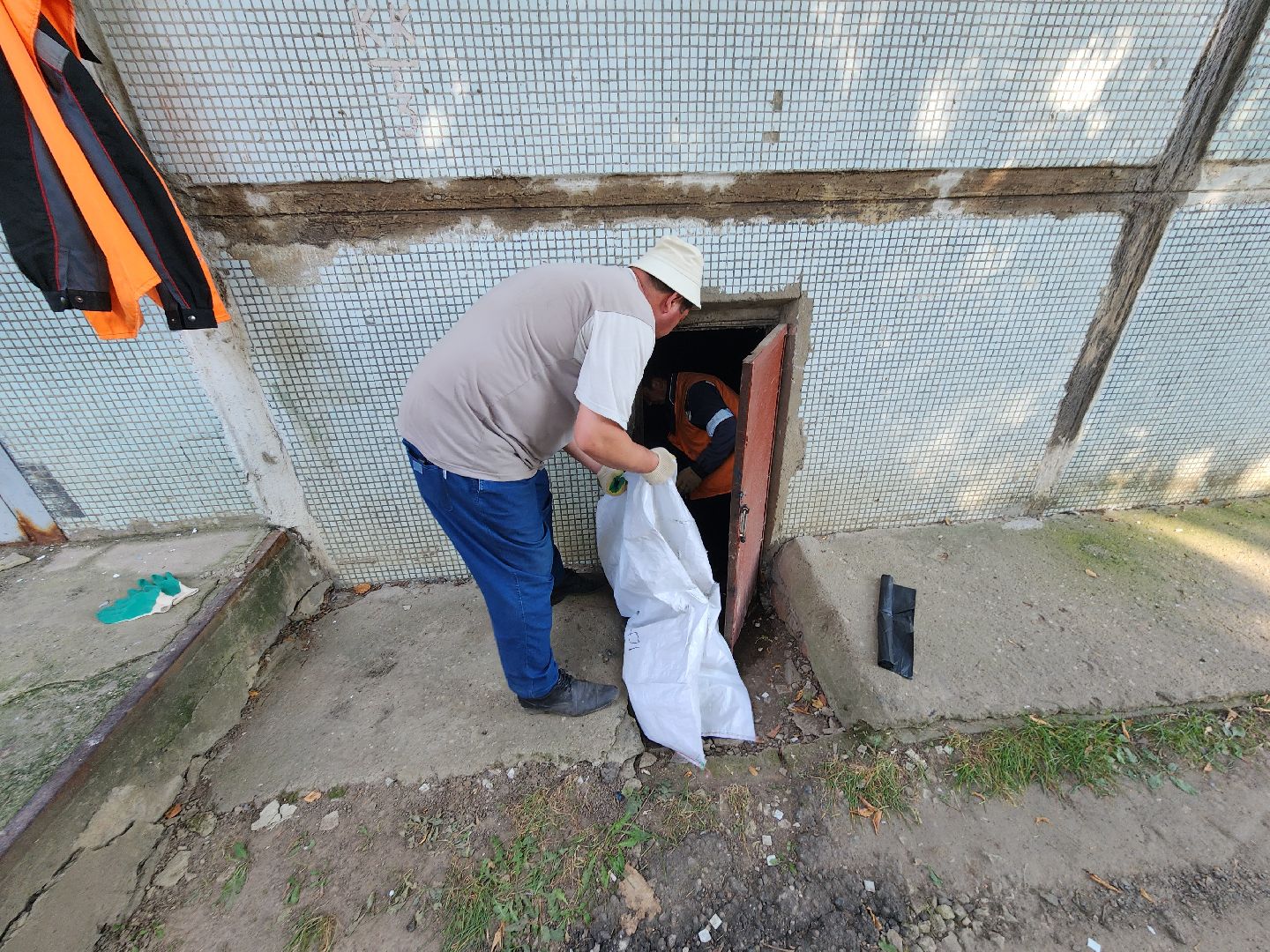 чехов, вокзальная площадь 2, пробные топки, авария в системе отопления , прорыв трубы отопления , сорвало кран отопления , заявка жителей , портал добродел, устранение аварии, ремонт и замена крана, аварийная бригада, мбу чеховское благоустройство, уборка подвала, уборка территории,