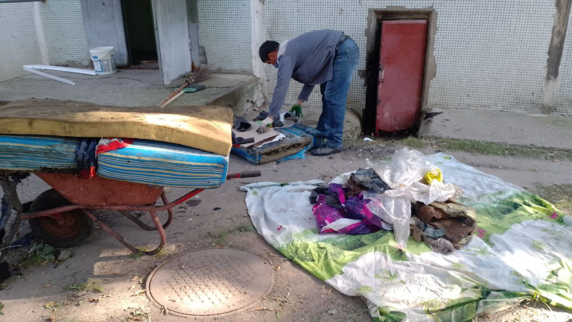 чехов, вокзальная площадь 2, пробные топки, авария в системе отопления , прорыв трубы отопления , сорвало кран отопления , заявка жителей , портал добродел, устранение аварии, ремонт и замена крана, аварийная бригада, мбу чеховское благоустройство, уборка подвала, уборка территории,