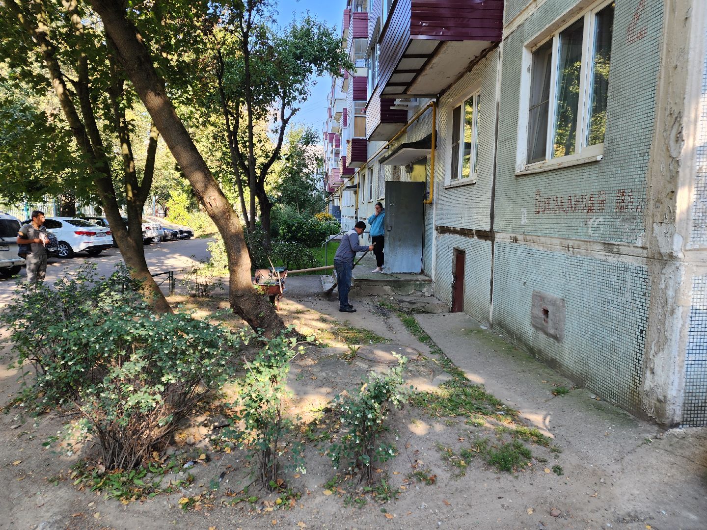 чехов, вокзальная площадь 2, пробные топки, авария в системе отопления , прорыв трубы отопления , сорвало кран отопления , заявка жителей , портал добродел, устранение аварии, ремонт и замена крана, аварийная бригада, мбу чеховское благоустройство, уборка подвала, уборка территории,