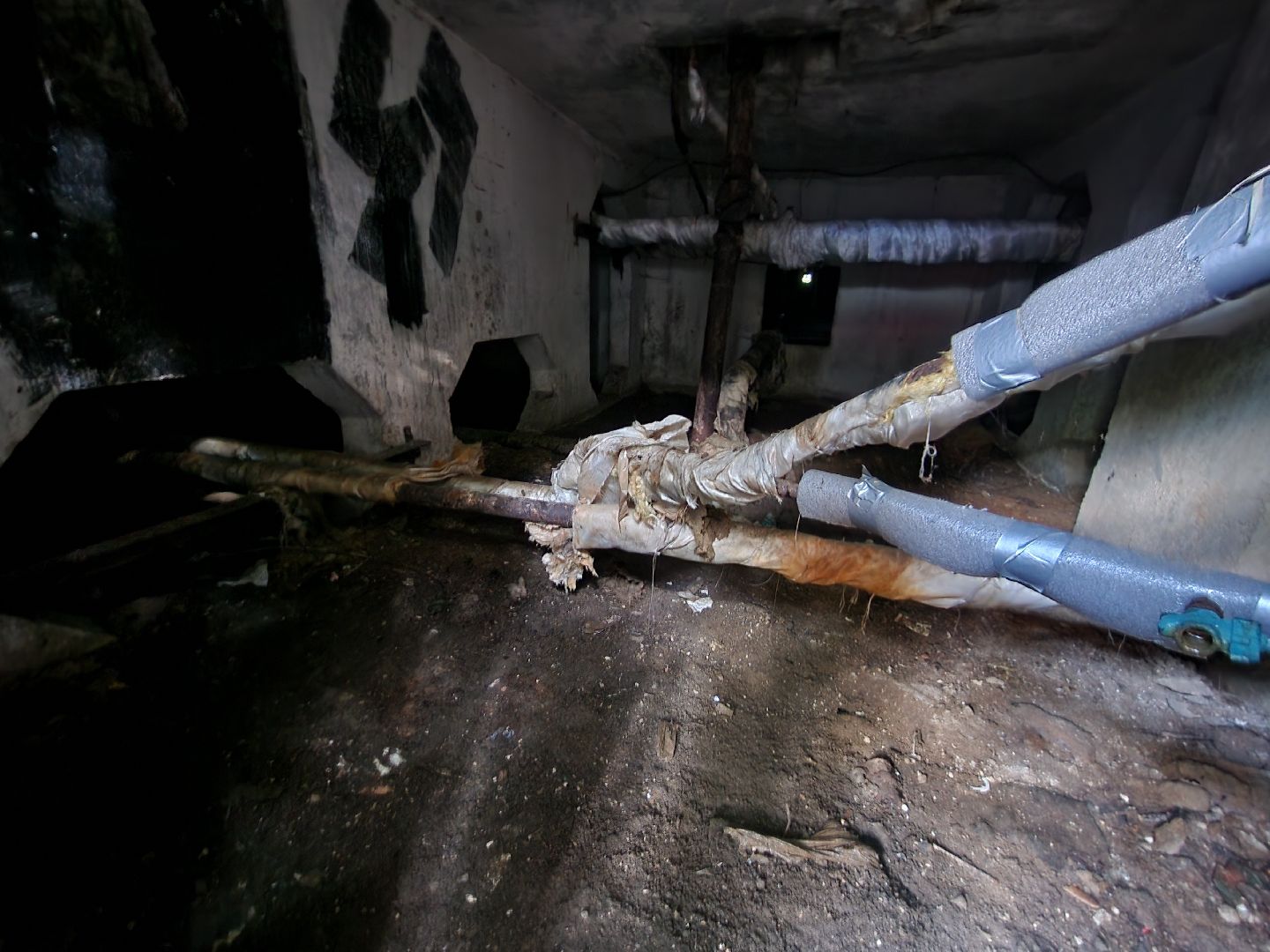 чехов, вокзальная площадь 2, пробные топки, авария в системе отопления , прорыв трубы отопления , сорвало кран отопления , заявка жителей , портал добродел, устранение аварии, ремонт и замена крана, аварийная бригада, мбу чеховское благоустройство, уборка подвала, уборка территории,