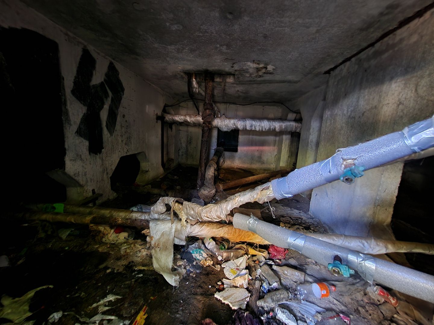 чехов, вокзальная площадь 2, пробные топки, авария в системе отопления , прорыв трубы отопления , сорвало кран отопления , заявка жителей , портал добродел, устранение аварии, ремонт и замена крана, аварийная бригада, мбу чеховское благоустройство, уборка подвала, уборка территории,