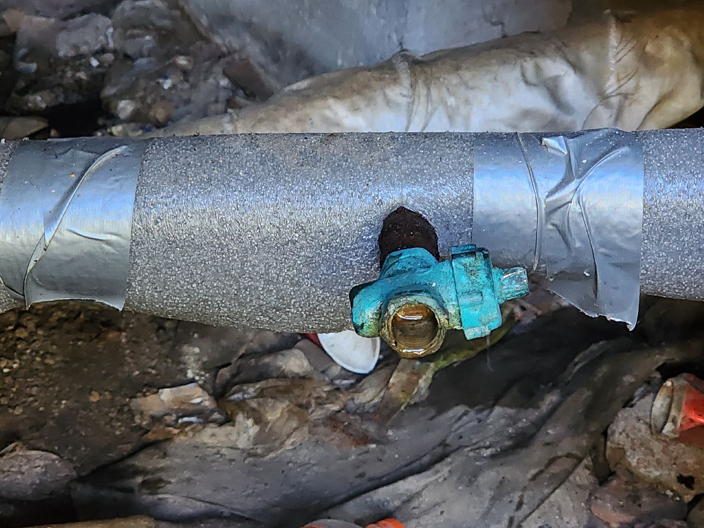 чехов, вокзальная площадь 2, пробные топки, авария в системе отопления , прорыв трубы отопления , сорвало кран отопления , заявка жителей , портал добродел, устранение аварии, ремонт и замена крана, аварийная бригада, мбу чеховское благоустройство, уборка подвала, уборка территории,