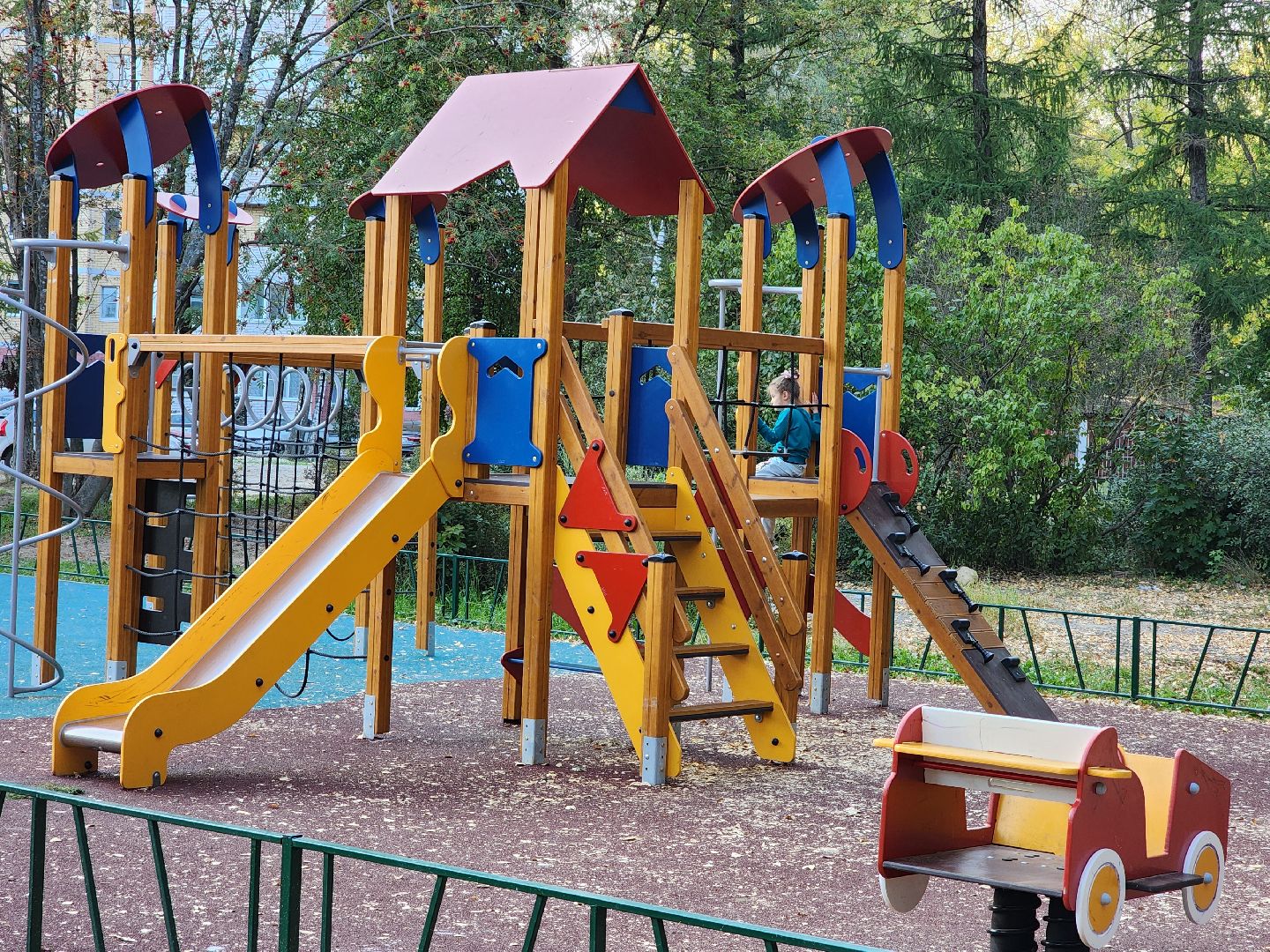 чехов, улица молодежная 6а, новая детская площадка, игровой комплекс, благоустройство, горки качели карусели, резиновое покрытие, видеокамеры системы безопасный регион, лавочки и урны, ограждение, песочница, безопасные игровые элементы, госпрограмма московской области, формирование комфортной городской среды,