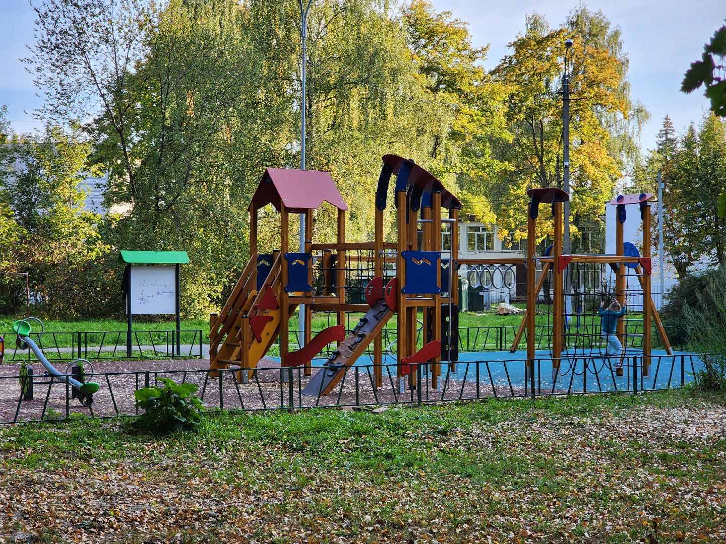 чехов, улица молодежная 6а, новая детская площадка, игровой комплекс, благоустройство, горки качели карусели, резиновое покрытие, видеокамеры системы безопасный регион, лавочки и урны, ограждение, песочница, безопасные игровые элементы, госпрограмма московской области, формирование комфортной городской среды,