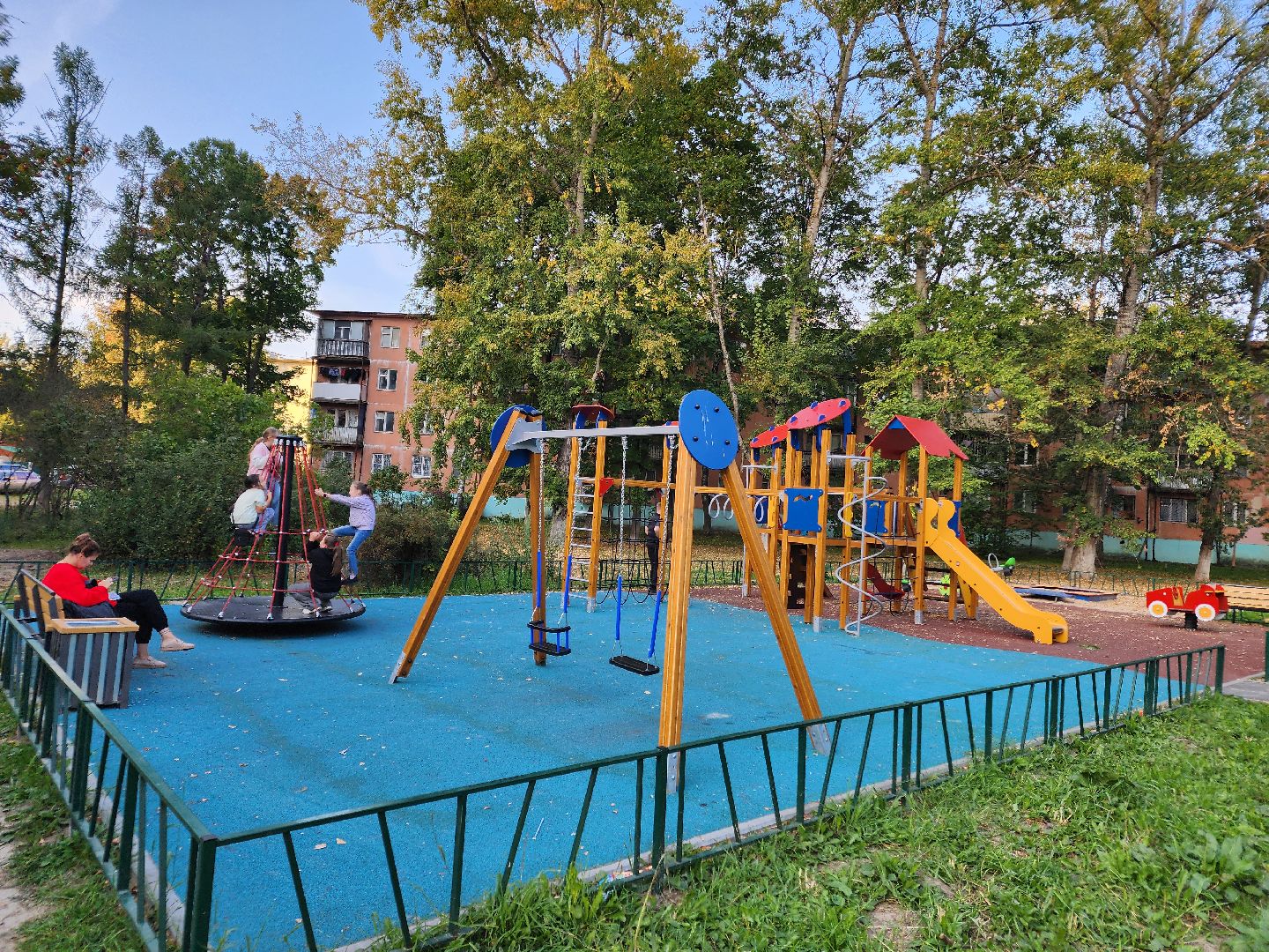 чехов, улица молодежная 6а, новая детская площадка, игровой комплекс, благоустройство, горки качели карусели, резиновое покрытие, видеокамеры системы безопасный регион, лавочки и урны, ограждение, песочница, безопасные игровые элементы, госпрограмма московской области, формирование комфортной городской среды,