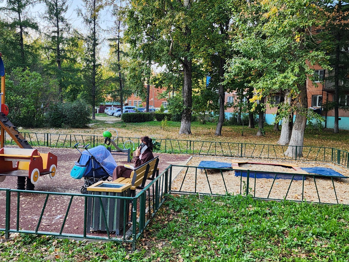 чехов, улица молодежная 6а, новая детская площадка, игровой комплекс, благоустройство, горки качели карусели, резиновое покрытие, видеокамеры системы безопасный регион, лавочки и урны, ограждение, песочница, безопасные игровые элементы, госпрограмма московской области, формирование комфортной городской среды,