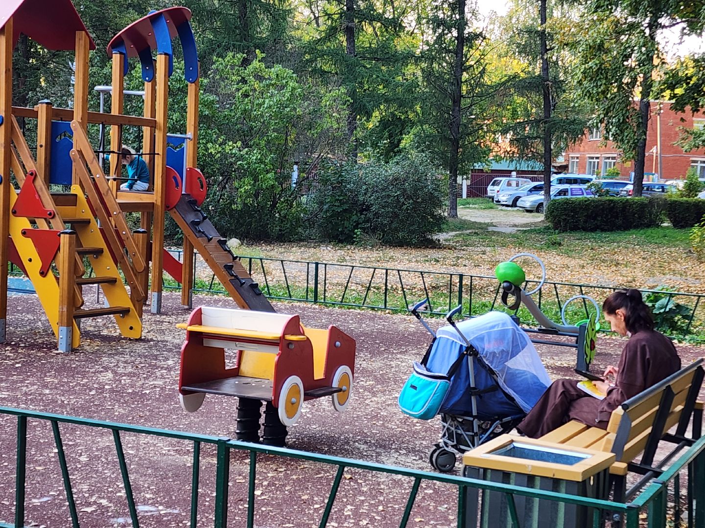 чехов, улица молодежная 6а, новая детская площадка, игровой комплекс, благоустройство, горки качели карусели, резиновое покрытие, видеокамеры системы безопасный регион, лавочки и урны, ограждение, песочница, безопасные игровые элементы, госпрограмма московской области, формирование комфортной городской среды,