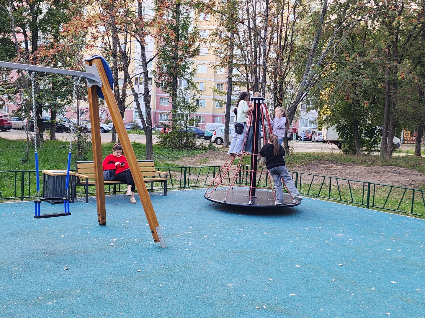 чехов, улица молодежная 6а, новая детская площадка, игровой комплекс, благоустройство, горки качели карусели, резиновое покрытие, видеокамеры системы безопасный регион, лавочки и урны, ограждение, песочница, безопасные игровые элементы, госпрограмма московской области, формирование комфортной городской среды,