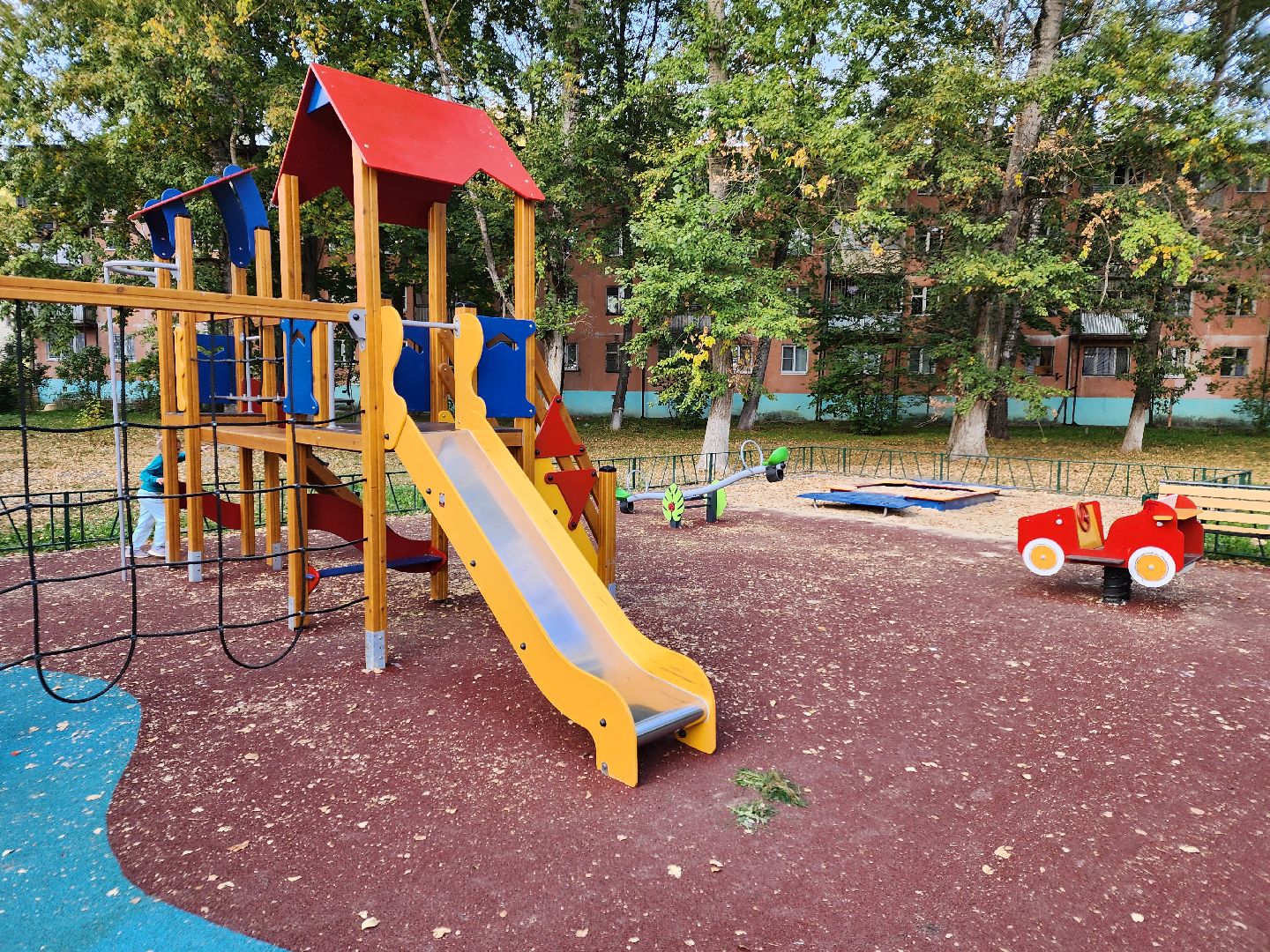чехов, улица молодежная 6а, новая детская площадка, игровой комплекс, благоустройство, горки качели карусели, резиновое покрытие, видеокамеры системы безопасный регион, лавочки и урны, ограждение, песочница, безопасные игровые элементы, госпрограмма московской области, формирование комфортной городской среды,