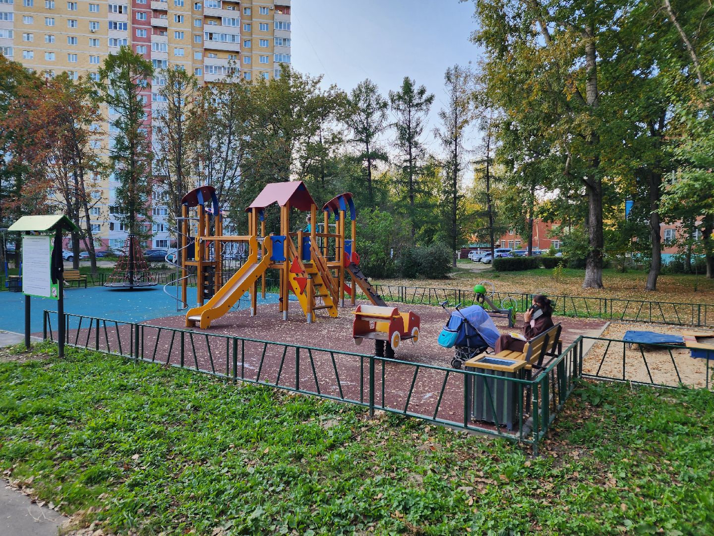 чехов, улица молодежная 6а, новая детская площадка, игровой комплекс, благоустройство, горки качели карусели, резиновое покрытие, видеокамеры системы безопасный регион, лавочки и урны, ограждение, песочница, безопасные игровые элементы, госпрограмма московской области, формирование комфортной городской среды,