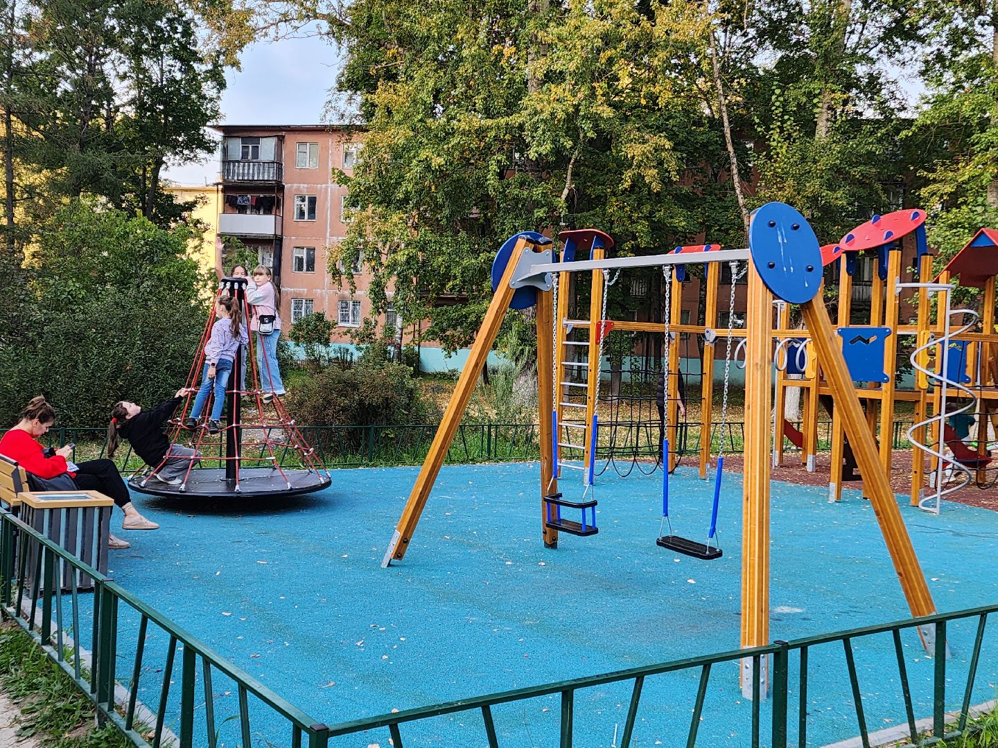 чехов, улица молодежная 6а, новая детская площадка, игровой комплекс, благоустройство, горки качели карусели, резиновое покрытие, видеокамеры системы безопасный регион, лавочки и урны, ограждение, песочница, безопасные игровые элементы, госпрограмма московской области, формирование комфортной городской среды,