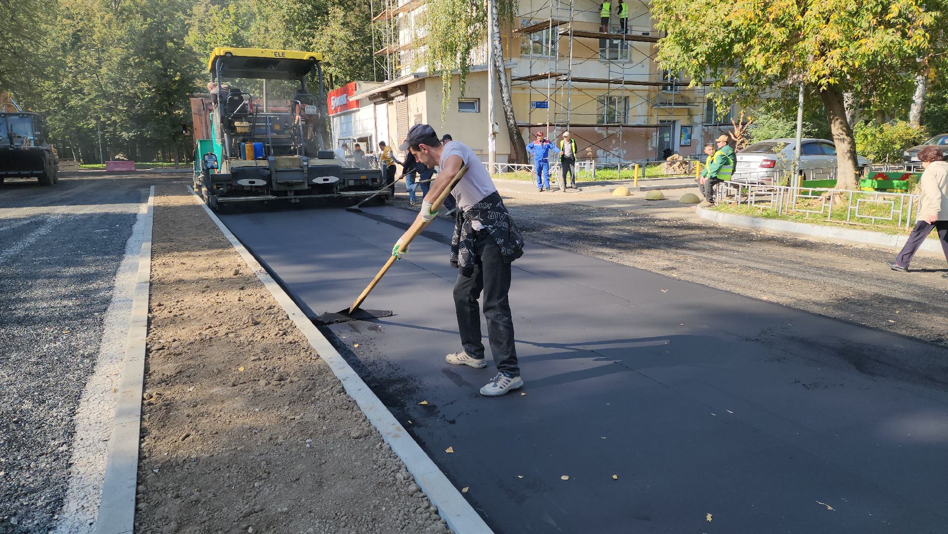 красногорск, пешеходная зона, укладка асфальта,