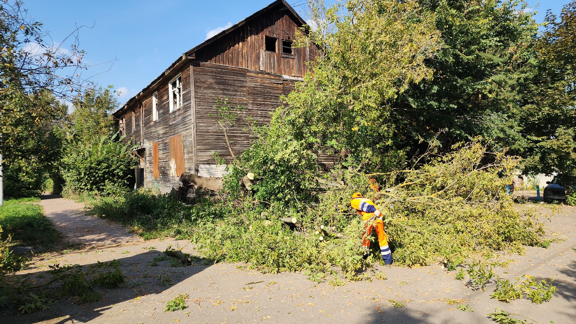 ивантеевка, пушкинский, снос аварийного жилья, снос дома, спил деревьев, городское хозяйство ивантеевка, коммунальная служба,аварийный дом,