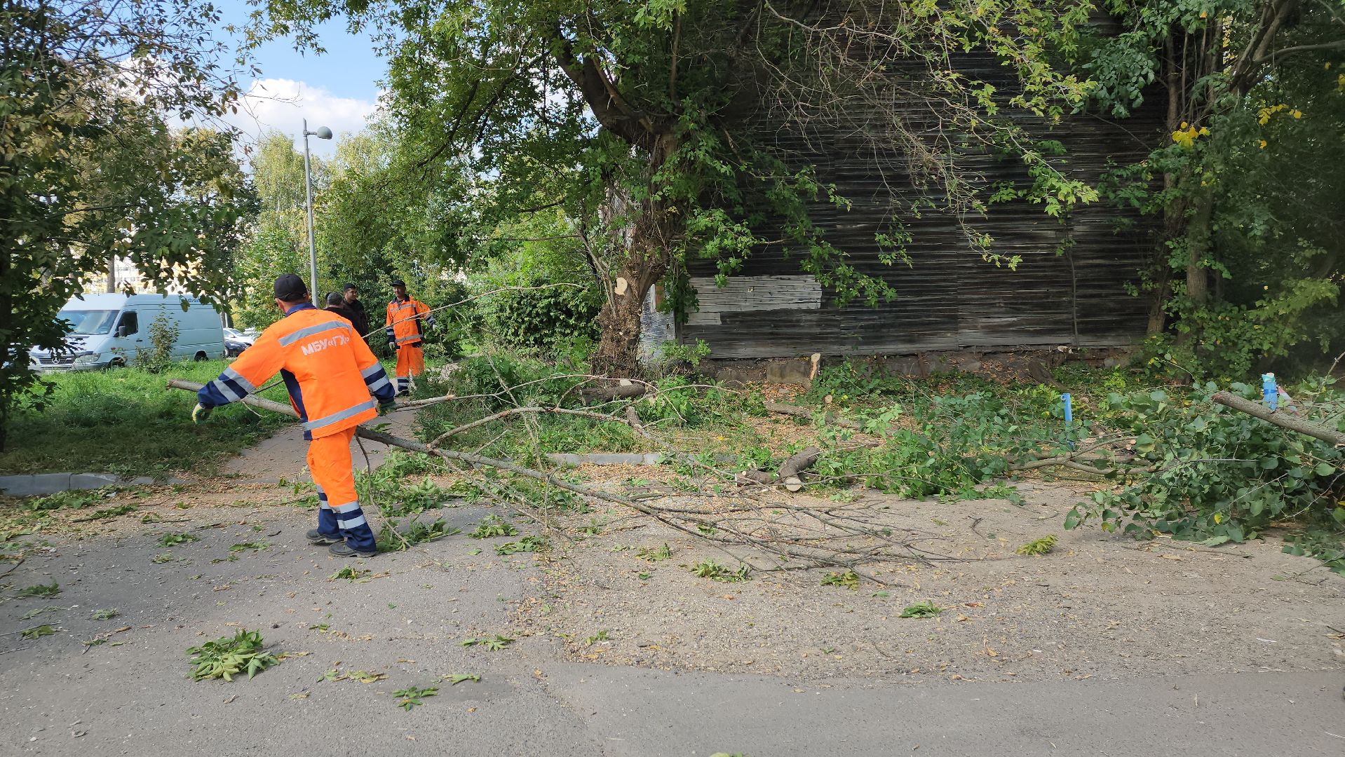 ивантеевка, пушкинский, снос аварийного жилья, снос дома, спил деревьев, городское хозяйство ивантеевка, коммунальная служба,аварийный дом,