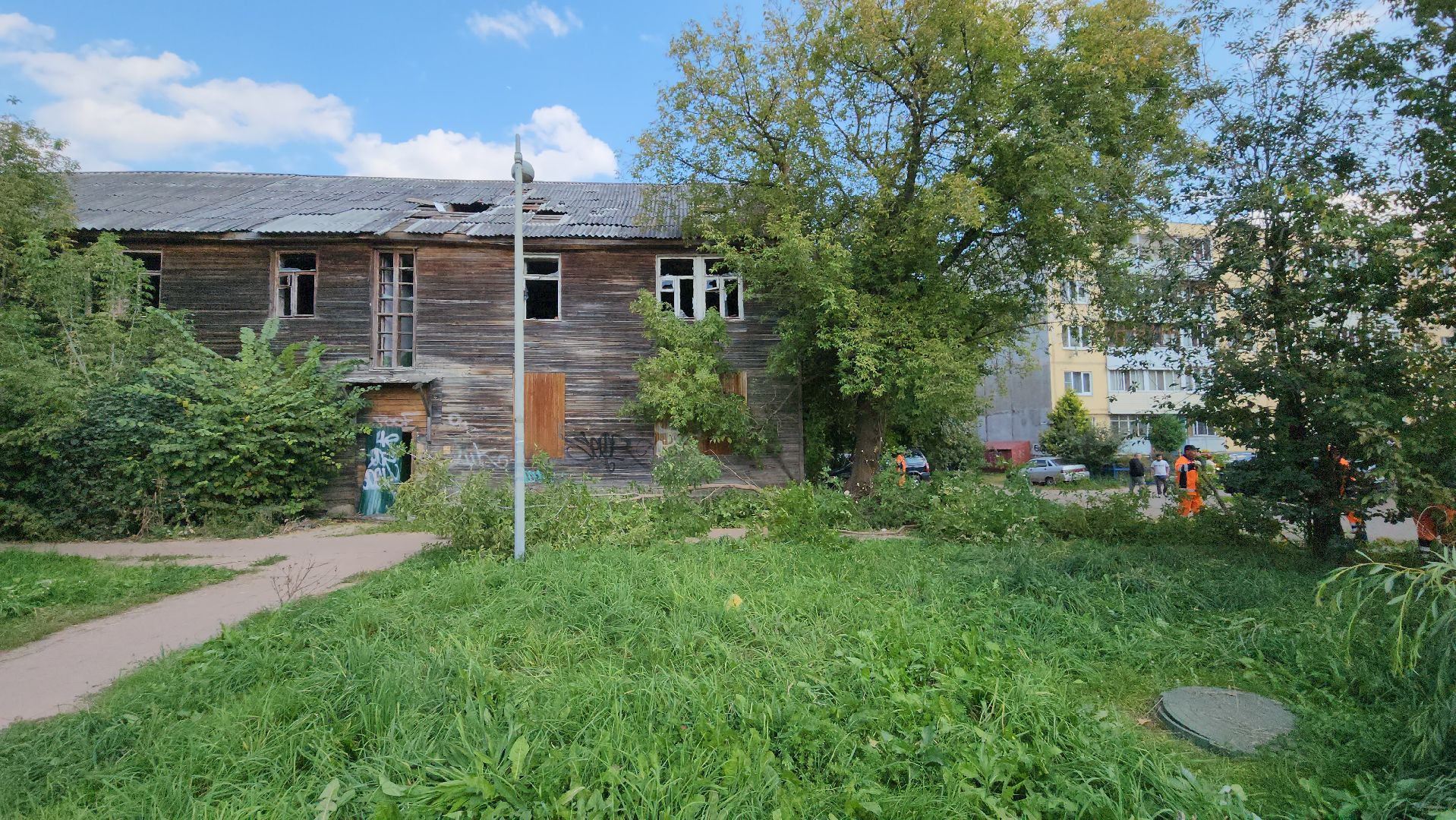 ивантеевка, пушкинский, снос аварийного жилья, снос дома, спил деревьев, городское хозяйство ивантеевка, коммунальная служба,аварийный дом,