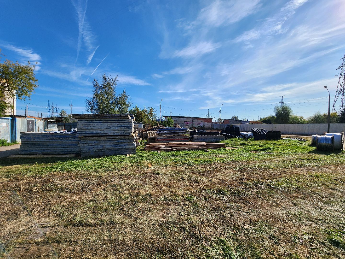 чехов, улица чехова 8а, гимназия 2, пристройка на 550 мест, строительство, начало работ, опиловка деревьев, удаление аварийных деревьев, удаление сухостоя, установка новых ограждений, планировка, строительный городок, завоз материалов, спецтехника, госпрограмма московской области, губернатор подмосковья, устранение второй смены, новый корпус,