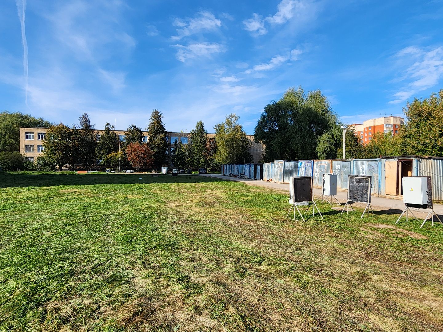 чехов, улица чехова 8а, гимназия 2, пристройка на 550 мест, строительство, начало работ, опиловка деревьев, удаление аварийных деревьев, удаление сухостоя, установка новых ограждений, планировка, строительный городок, завоз материалов, спецтехника, госпрограмма московской области, губернатор подмосковья, устранение второй смены, новый корпус,