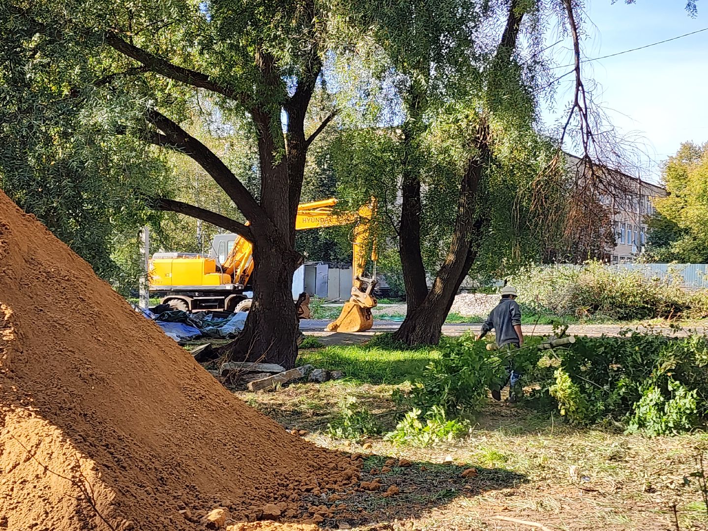 чехов, улица чехова 8а, гимназия 2, пристройка на 550 мест, строительство, начало работ, опиловка деревьев, удаление аварийных деревьев, удаление сухостоя, установка новых ограждений, планировка, строительный городок, завоз материалов, спецтехника, госпрограмма московской области, губернатор подмосковья, устранение второй смены, новый корпус,