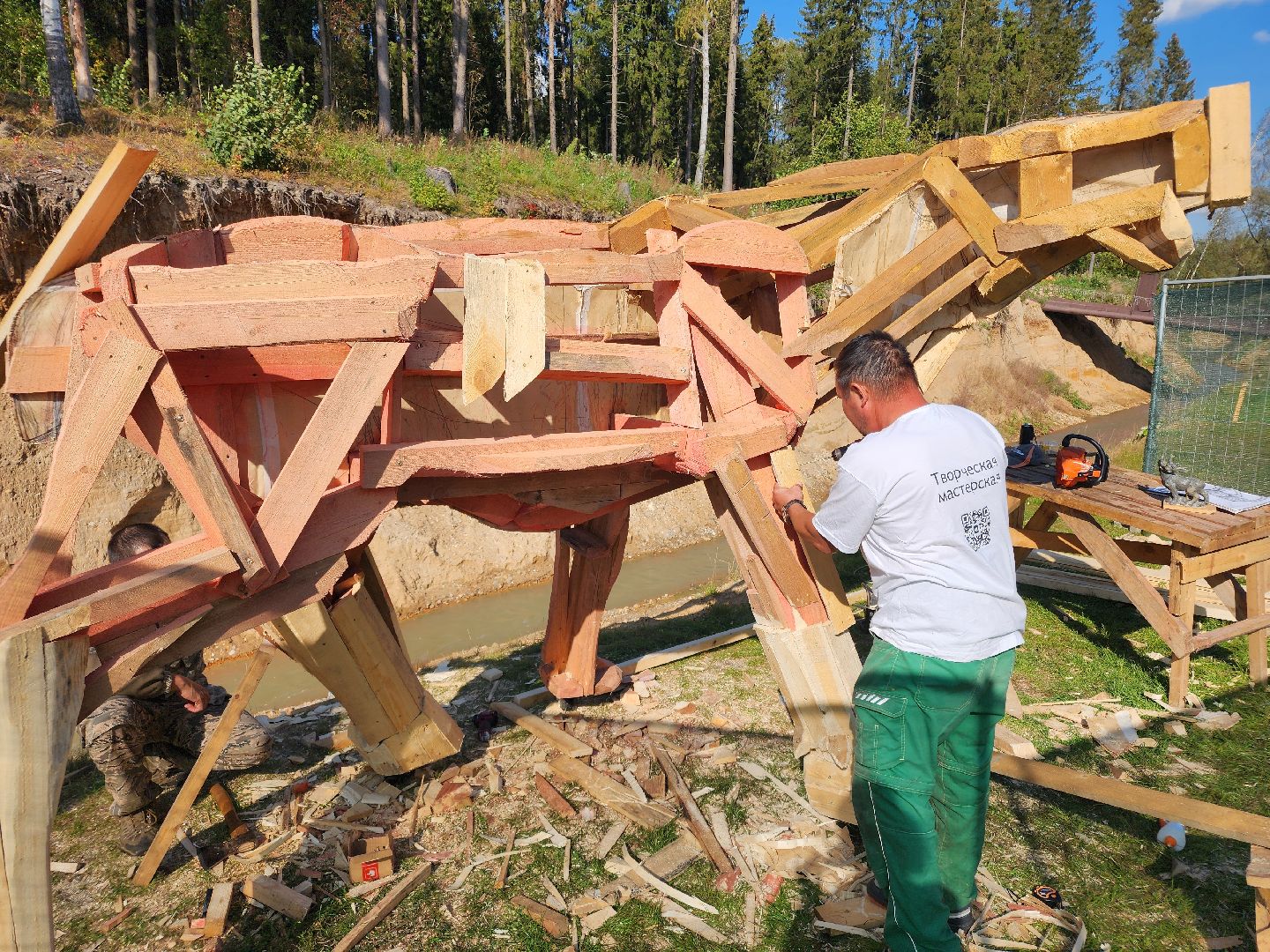 сергиев посад, сергиево-посадский городской округ, пересвет, богородское, резчик по дереву, владимир алманов, парковые скульптуры, скульптуры из дерева, скульптура из досок, скульптура из горбыля,творческая мастерская, лесной гость, хитрый лис,