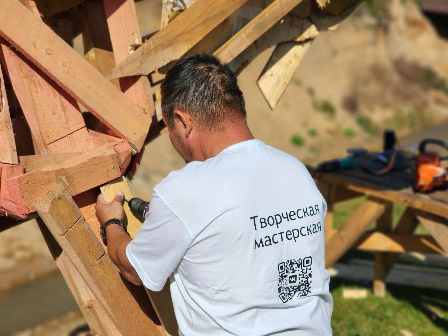 сергиев посад, сергиево-посадский городской округ, пересвет, богородское, резчик по дереву, владимир алманов, парковые скульптуры, скульптуры из дерева, скульптура из досок, скульптура из горбыля,творческая мастерская, лесной гость, хитрый лис,
