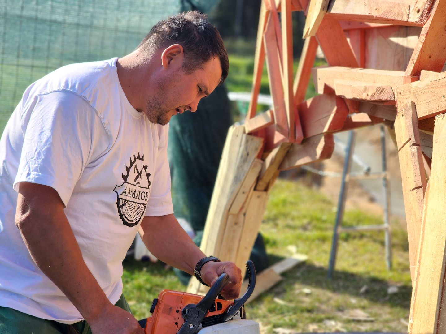 сергиев посад, сергиево-посадский городской округ, пересвет, богородское, резчик по дереву, владимир алманов, парковые скульптуры, скульптуры из дерева, скульптура из досок, скульптура из горбыля,творческая мастерская, лесной гость, хитрый лис,