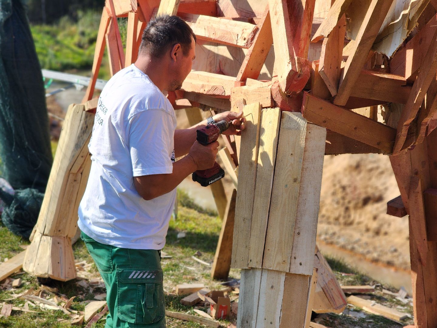 сергиев посад, сергиево-посадский городской округ, пересвет, богородское, резчик по дереву, владимир алманов, парковые скульптуры, скульптуры из дерева, скульптура из досок, скульптура из горбыля,творческая мастерская, лесной гость, хитрый лис,