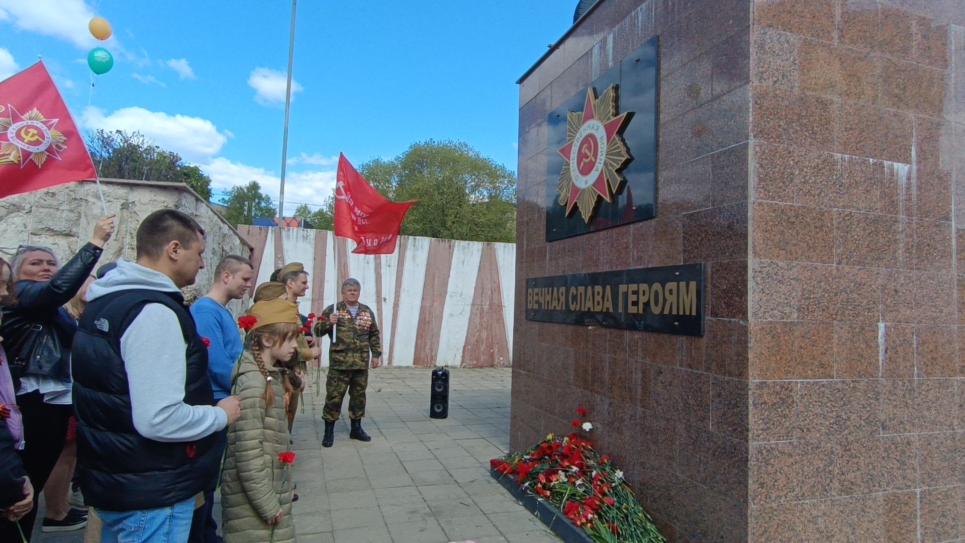 Лобня, памятник, цветы