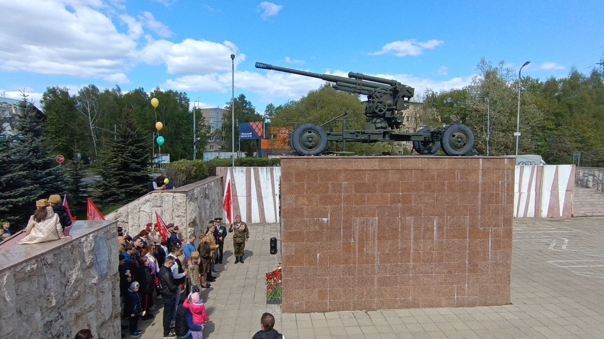 Лобня, памятник, цветы