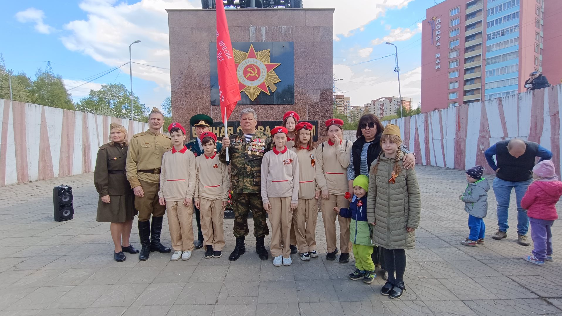 Лобня, памятник, цветы