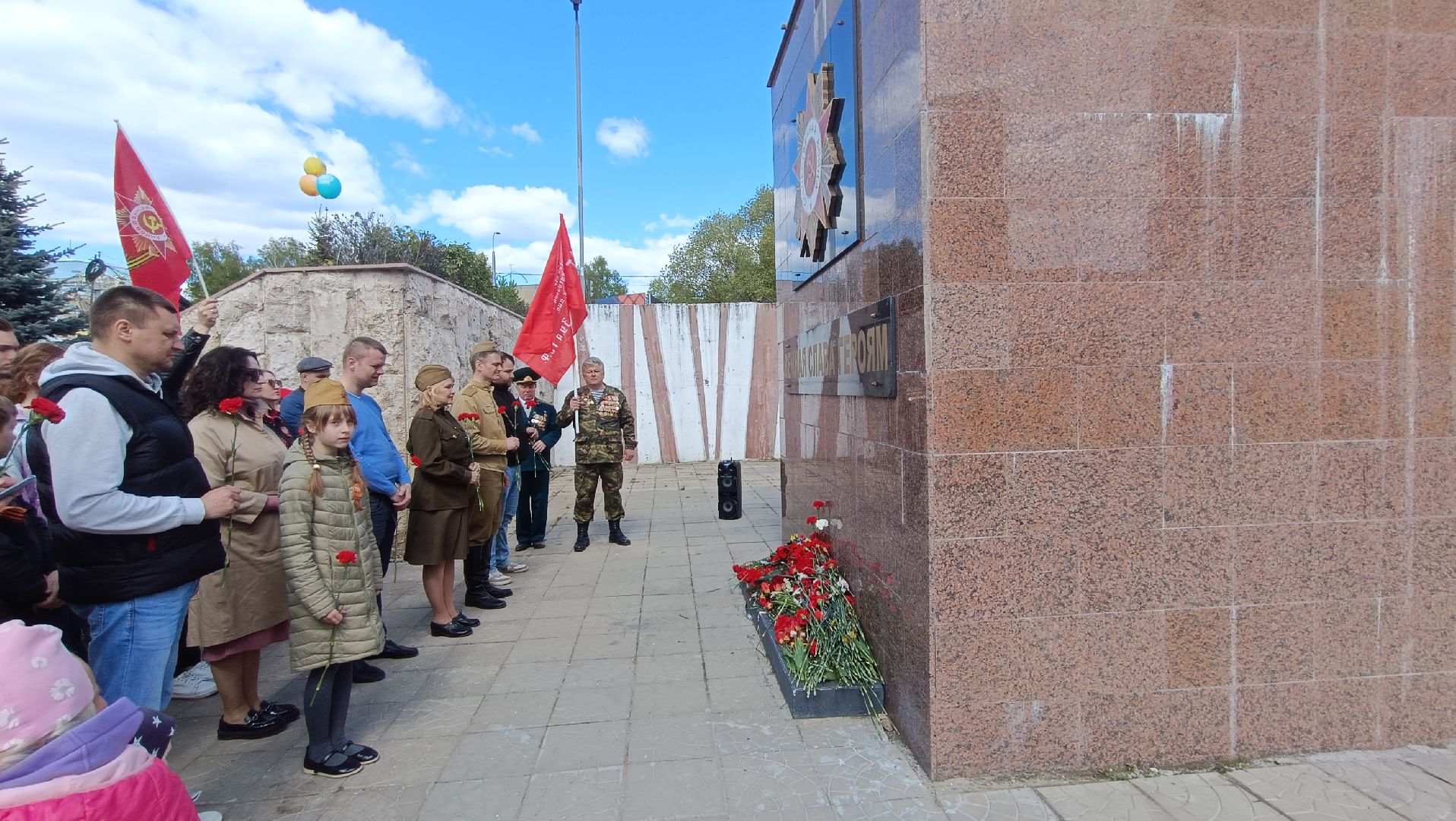 Лобня, памятник, цветы