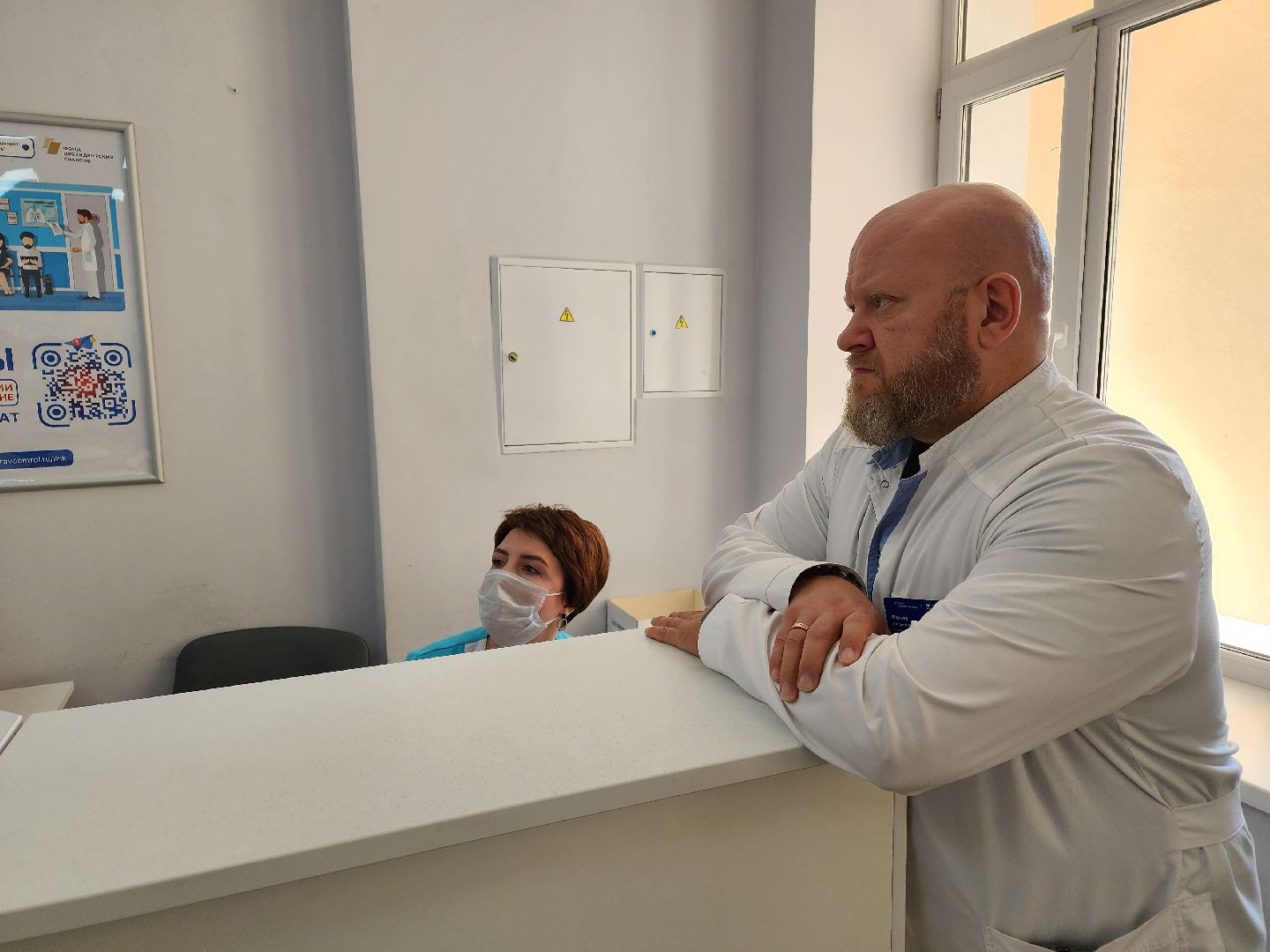 чехов, чеховская больница, поликлиники, сестринские посты, выдача справок и направлений, запись на прием к врачу, диспансерный учет, направления на анализы, разделение функционала врачей и медсестер, кьюар-коды, отдел качества, обращения пациентов, обратная связь, главврач чеховской больницы, андрей попов,